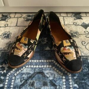 André Assous Made in spain leather flats with dragon detail size 9.5b